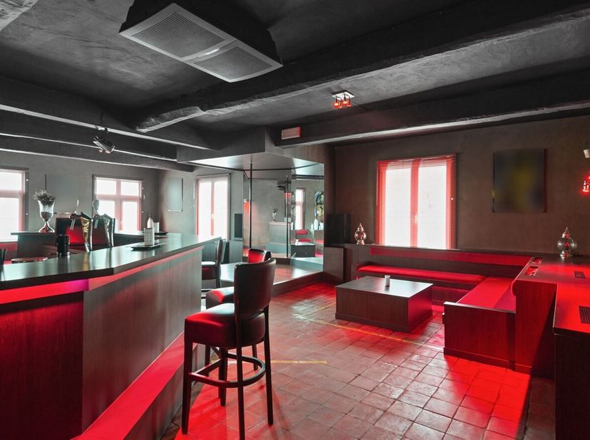 Cette villa impeccablement entretenue évoquera de bons souvenirs à certains, nous ne le dirons pas tout à l'heure. Ce qui importe essentiellement, c'e