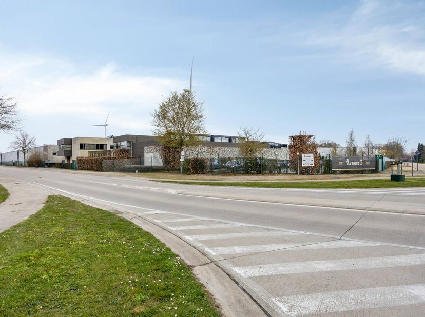 Ce centre de distribution récent est situé à Dilsen-Stokkem, stratégiquement situé entre l'E314 et la frontière néerlandaise, avec une combinaison d'e