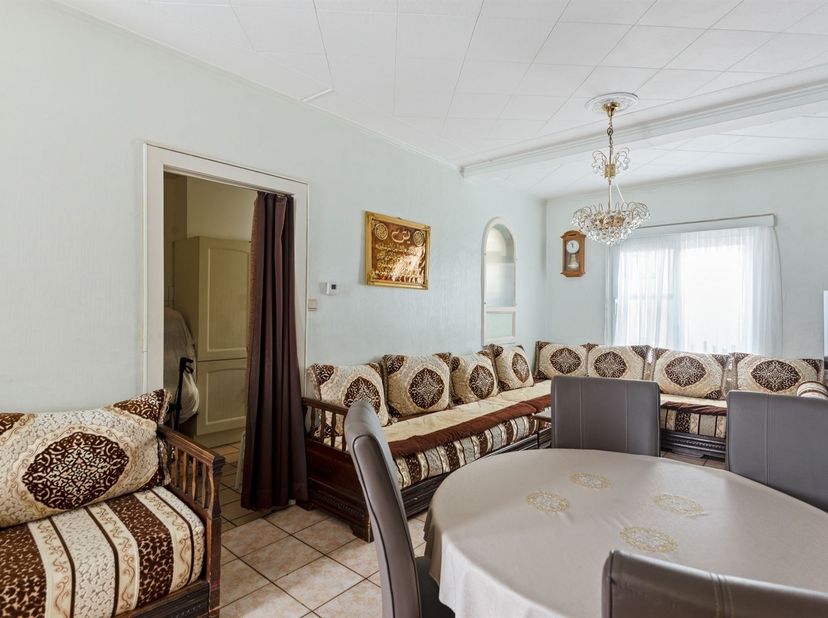 Stadswoning met 4 slaapkamers nabij Molsbroek, Lokeren<br />
<br />
Ligging<br />
<br />
Deze stadswoning is gelegen in de Oude Bruglaan, in een g