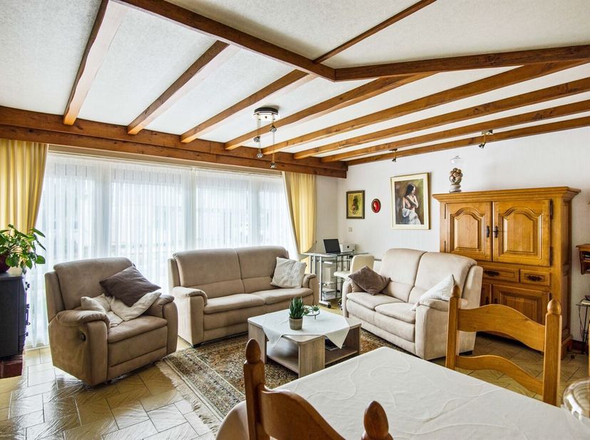 Deze goed onderhouden driegevelwoning is gelegen in het rustige en residentiële Moerzeke en combineert comfort, ruimte en een aangename woonkwaliteit
