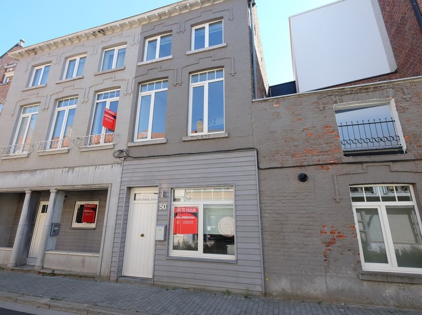 In de Diesterstraat, pal in het centrum van Sint-Truiden, bevindt zich deze volledig gerenoveerde stadswoning met twee slaapkamers. Dankzij de central