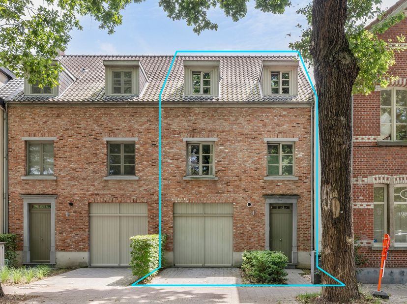 Instapklare hoogwaardig afgewerkte woning (BJ 2004) in het centrum van Brasschaat!<br />
Indeling<br />
Gelijkvloers: <br />
- Inkomhal met ingemaakte