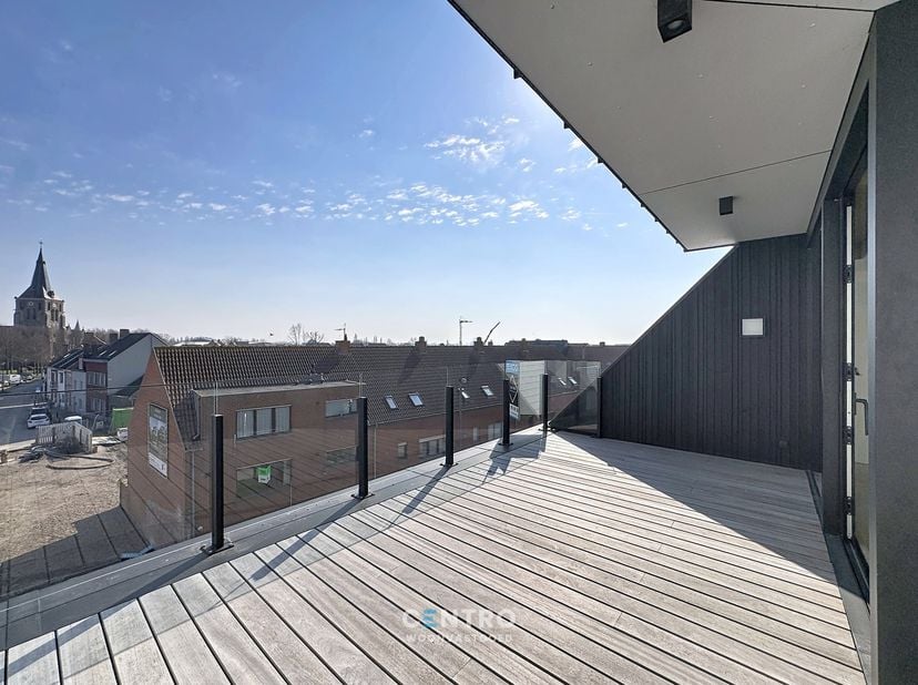 UNIEK appartement op wandelafstand van alle faciliteiten met 3 slpks, 2 badks, 3 RUIME TERRASSEN en mogelijkheid tot aankopen van garagebox(en)!<br />