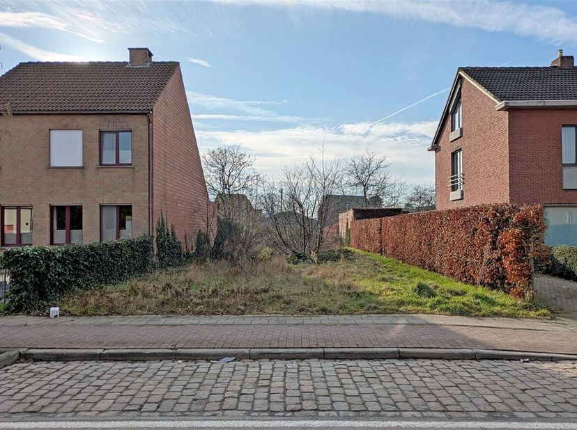 Mooi en centraal gelegen perceel grond van ca. 654m², met een straatbreedte van ca. 10m, voor het bouwen van een half-open bebouwing.<br />
- Landelij