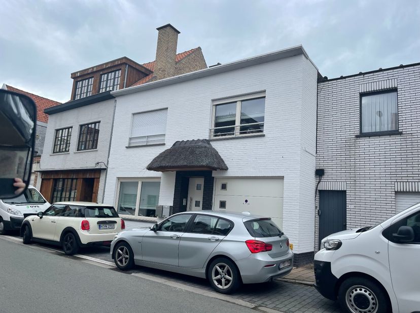 Deze prachtige rijwoning in Knokke is een unieke kans voor wie op zoek is naar een ruime en goed onderhouden woning. Met een perceeloppervlakte van 12