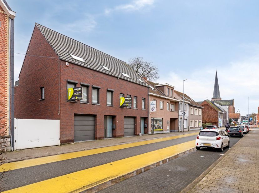 Deze ruime bel-etagewoning is gelegen in het hart van Retie, op wandelafstand van de kerk, supermarkten, openbaar vervoer en het bruisende centrum.<br