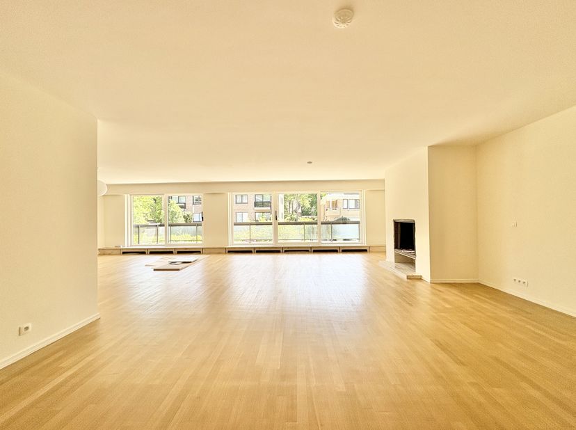 WOLUWE-SAINT-PIERRE, à proximité immédiate du parc de la Woluwe, du Chant d’Oiseau et de Montgomery. Magnifique APPARTEMENT (3CH/2SDB) de 251 m², enti