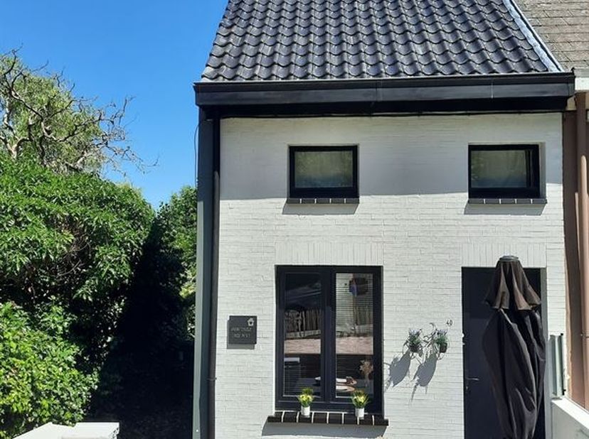 ZEER LEUKE STARTERSWONING TE GERAARDSBERGEN<br />
Vraagprijs : 199.000 euro<br />
<br />
Zeer leuke woning voor starters of als investering.<br />
