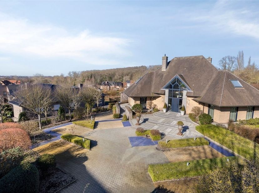 Villa spacieuse sur 3.465 m² dans les Ardennes flamandes<br />
Au cœur des Ardennes flamandes idylliques, vous trouverez cette villa ou propriété com