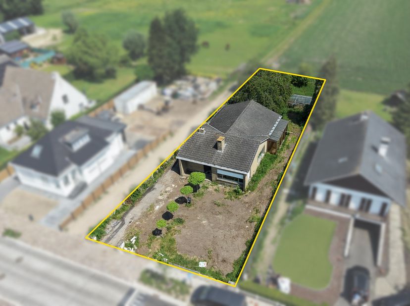 Op een rustige en uitstekende locatie nabij het centrum van Sijsele bevindt zich deze ruime open bebouwing op een perceel van 959 m². Scholen, winkels
