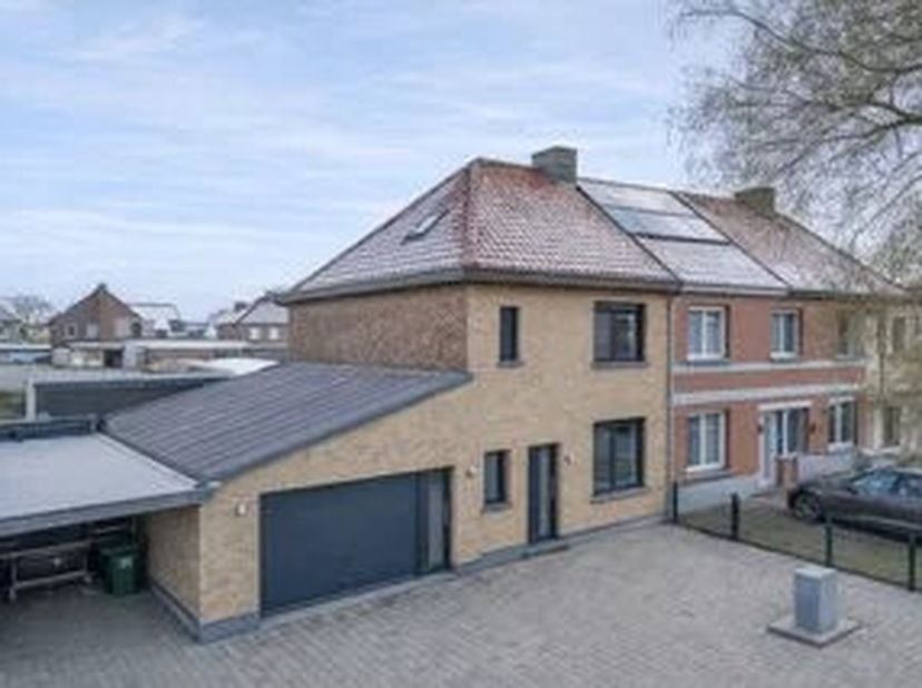 Deze charmante woning in Sint-Truiden biedt ruime vertrekken en is ideaal voor een groot gezin. De woning heeft een moderne uitstraling en is voorzien