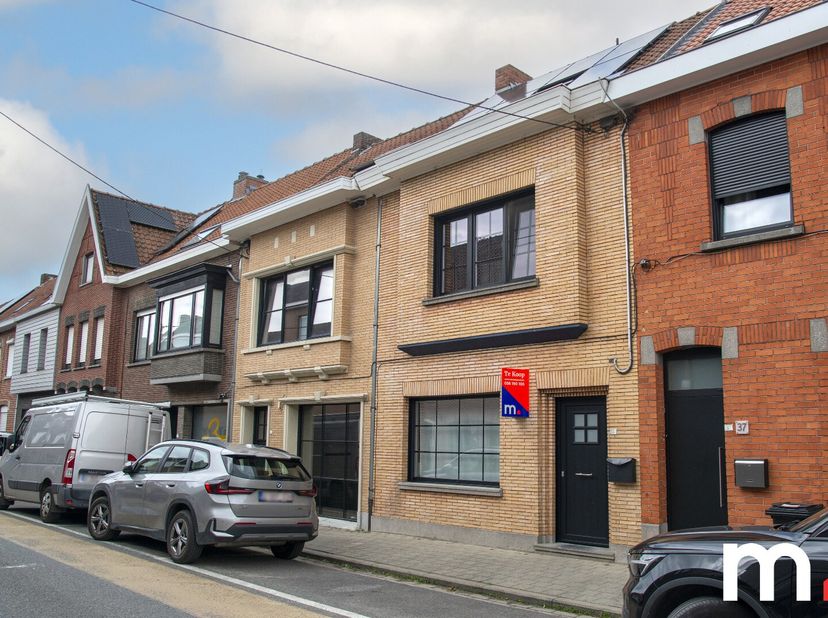 Bent u op zoek naar een instapklare gezinswoning op een centrale ligging? Dan is deze  gerenoveerde woning in Zwevegem precies wat u zoekt.<br />
De w