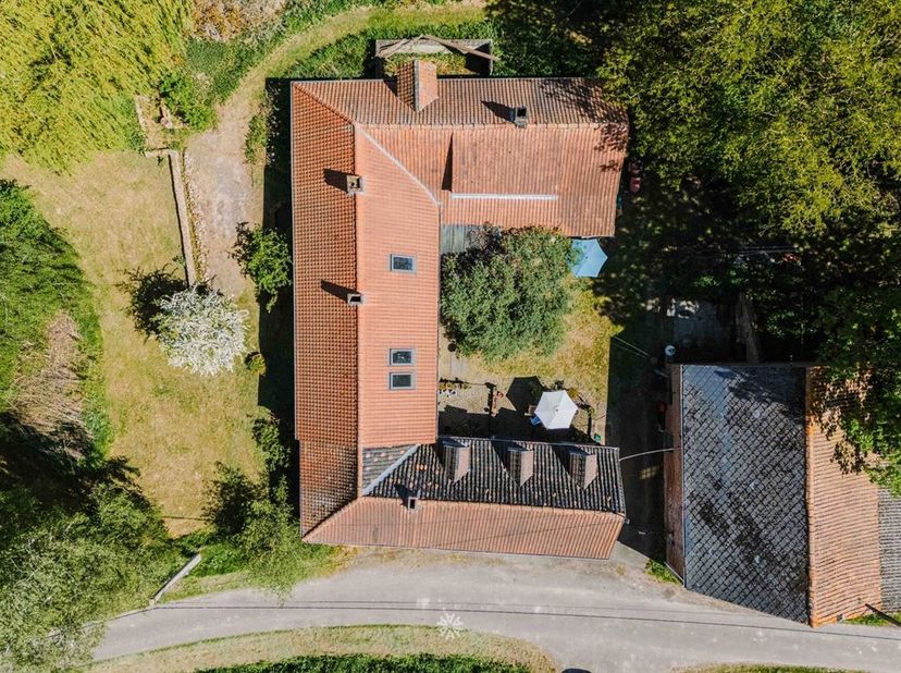 FLOBECQ | Authentieke hoevewoning met atelier en schuur<br />
Bent u op zoek naar een karaktervolle hoevewoning op een uitzonderlijke locatie?  Dan i