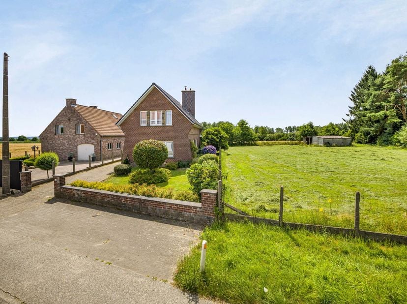 Immo Pické biedt U deze gunstig gelegen alleenstaande woning aan gelegen in de nabijheid van winkels, scholen, openbaar vervoer en de belangrijkste ve