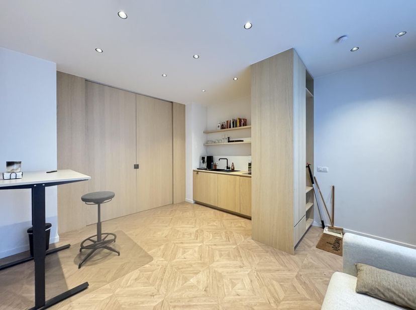 Handelsgelijkvloers/kantoorruimte van 36m² - omringd door gevestigde waardes en voorzieningen zoals: Slagerij Burggraeve, Acta Vastgoed, het casino, d