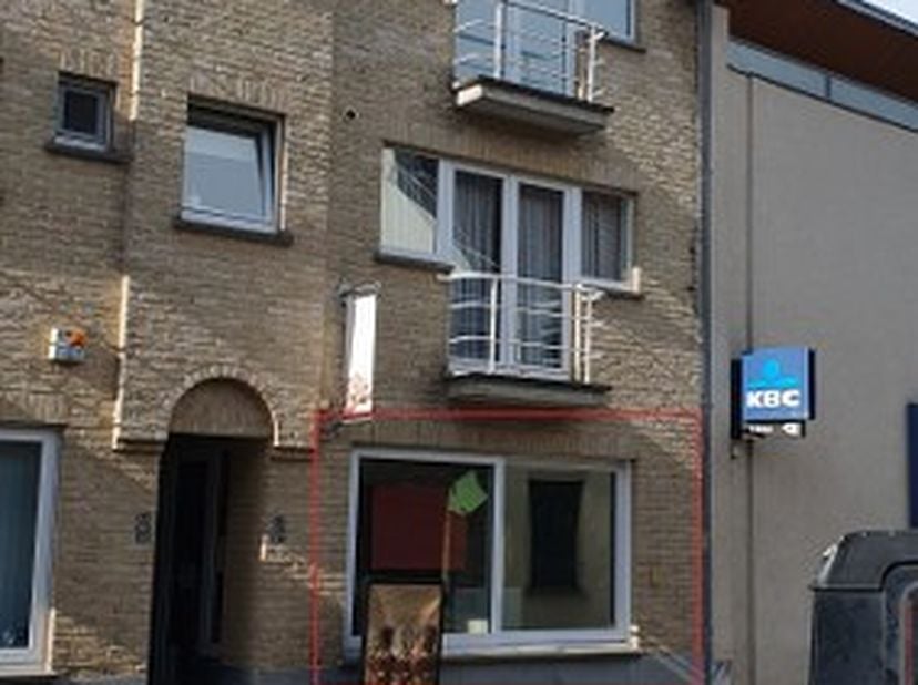 Ligging en omgeving<br />
Dit zeer commercieel, in centrum van Lummen gelegen handelspand, is geschikt voor diverse activiteiten, onder andere winkel