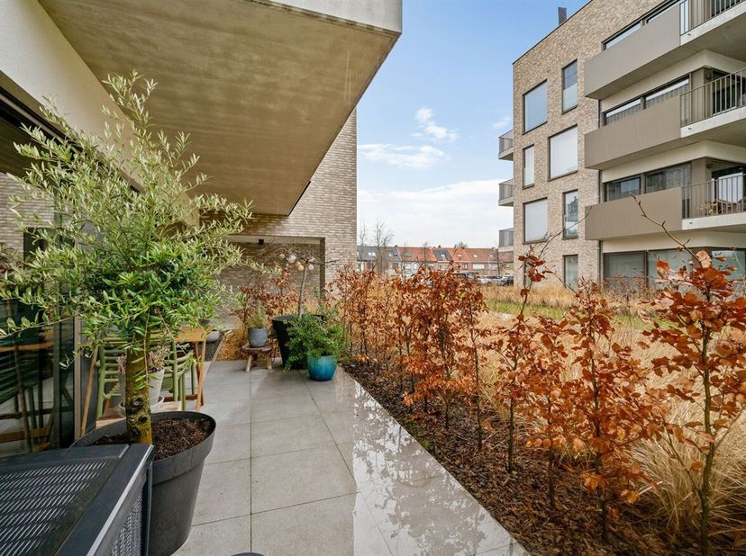 Ligging: Dit appartement geniet van een toplocatie in het centrum van Herentals. Winkels, horecazaken, scholen en openbaar vervoer bevinden zich op wa