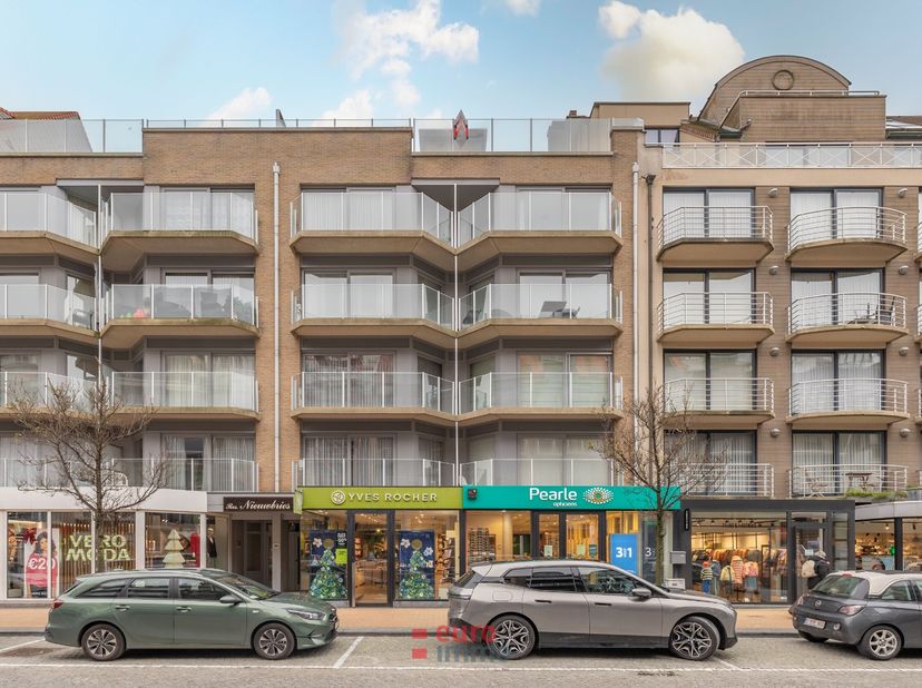 Deze garage met metalen kantelpoort is zeer vlot bereikbaar én bovendien te voet toegankelijk via de winkel/wandelstraat!&amp;nbsp;<br />
<br />
Afmetinge