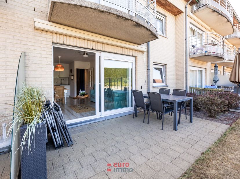 Ce petit bijou est situé dans ce domaine à circulation réduite, juste à côté de la piscine extérieure, ce qui vous permet de profiter en permanence d'