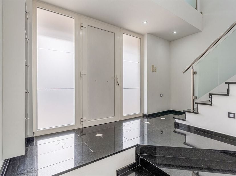 In Beverlo bieden wij deze uitzonderlijk ruime en degelijk opgebouwde woning te koop aan, waarbij vanaf de opbouw bewust gekozen werd voor duurzame en