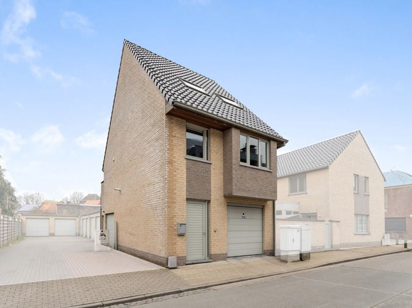 Deze recente nieuwbouw bel-etage woning biedt verschillende comfortabele en functionele ruimtes. Bij binnenkomst in de woning vindt men de inkomhal. A