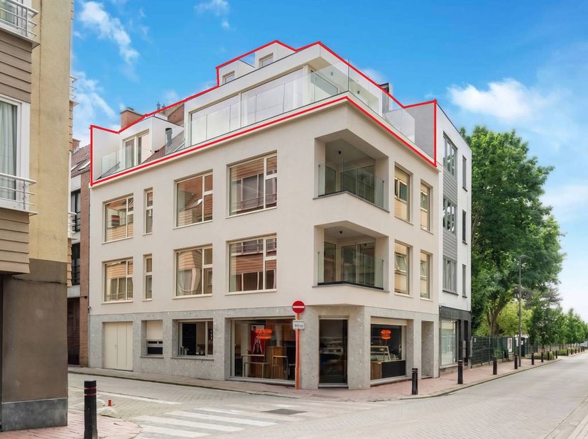 In het centrum van Heist vinden we deze recent gerenoveerde penthouse te koop. Het appartement bevindt zich op de bovenste verdieping en combineert ee