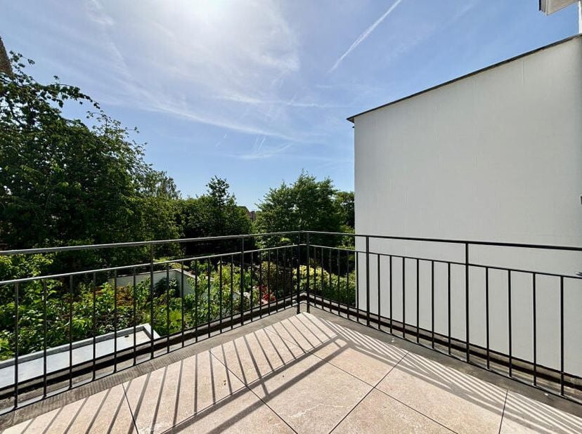 Uccle, dans une rue calme et agréable, à proximité des commerces et des transports en communs, très belle maison de +/- 200 m², entièrement rénovée, p