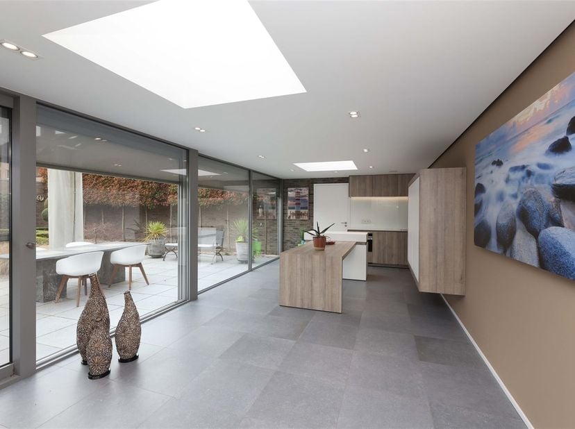 Moderne en energiezuinige woning met duplex-studio en garage op toplocatie in het centrum van Sint-Truiden<br />
<br />
Omgeving:<br />
+ Gelegen i