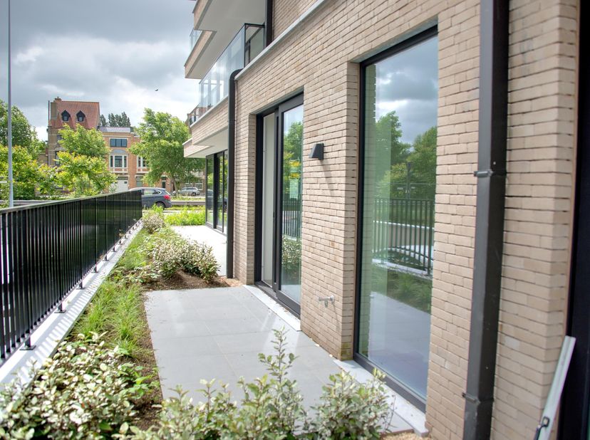 Dit volledig afgewerkte en geschilderde nieuwbouwappartement op het gelijkvloers is 100 % instapklaar. In de standingvolle residentie Estée langs de D