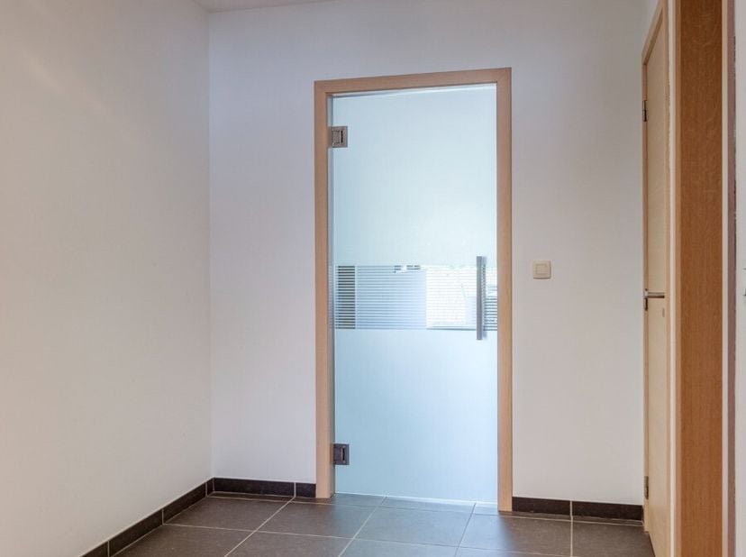 Energiezuinig appartement met ondergrondse garagebox en elektronische poort in Genenbos (Lummen). Het appartement is gelegen op een toplocatie nabij i