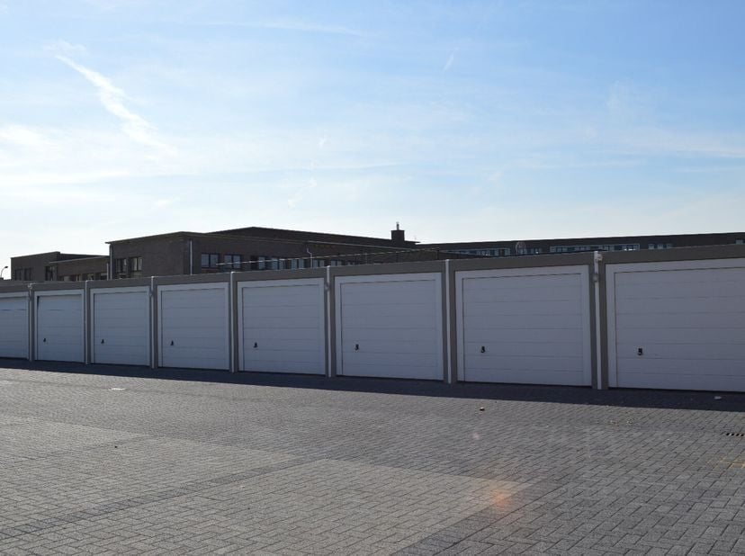 Garageboxen te koop in centrum Waregem. Onmiddellijk beschikbaar!<br />
Gelegen achterliggend residentie Bordeaux.<br />
Oppervlakte garageboxen met a