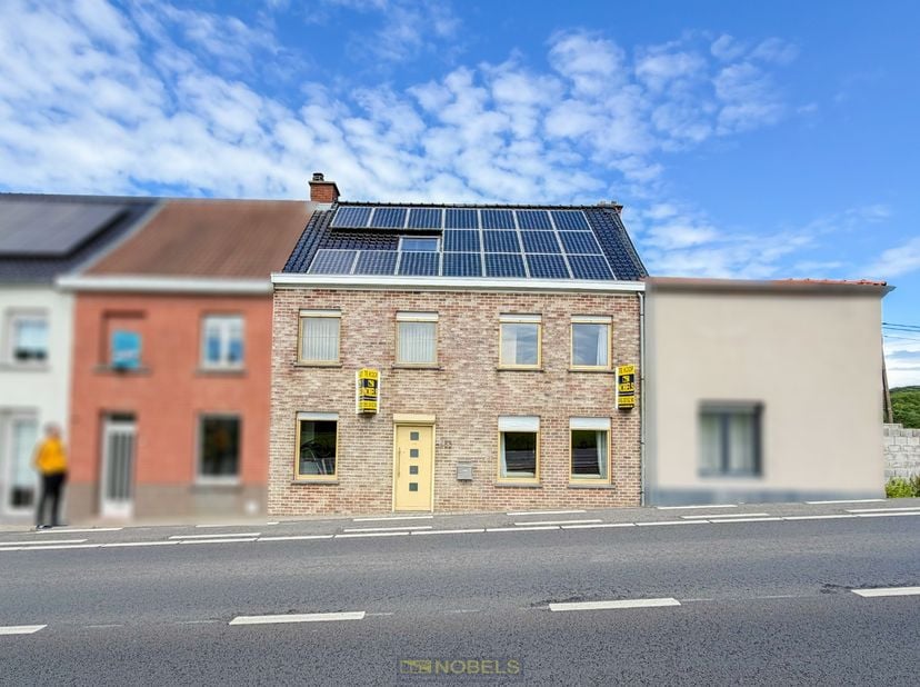 INSTAPKLARE GEZINSWONING gelegen op een HOGER GELEGEN LOCATIE aan de STADSRAND van Ronse, waar u geniet van een PRACHTIG OPEN ZICHT voor- én achteraan