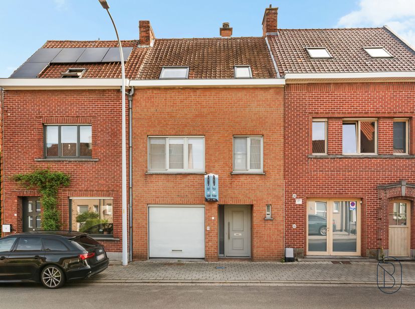 Spacieuse maison familiale prête à emménager, avec 4 chambres, un garage et un jardin ensoleillé, située dans le quartier paisible de Heule<br />
<br