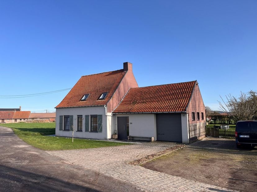 Charmante woning op het platteland in het kunstdorp Watou. <br />
Deze gezellige cottage wordt omringd door een ruime tuin met aansluitende weide. Per