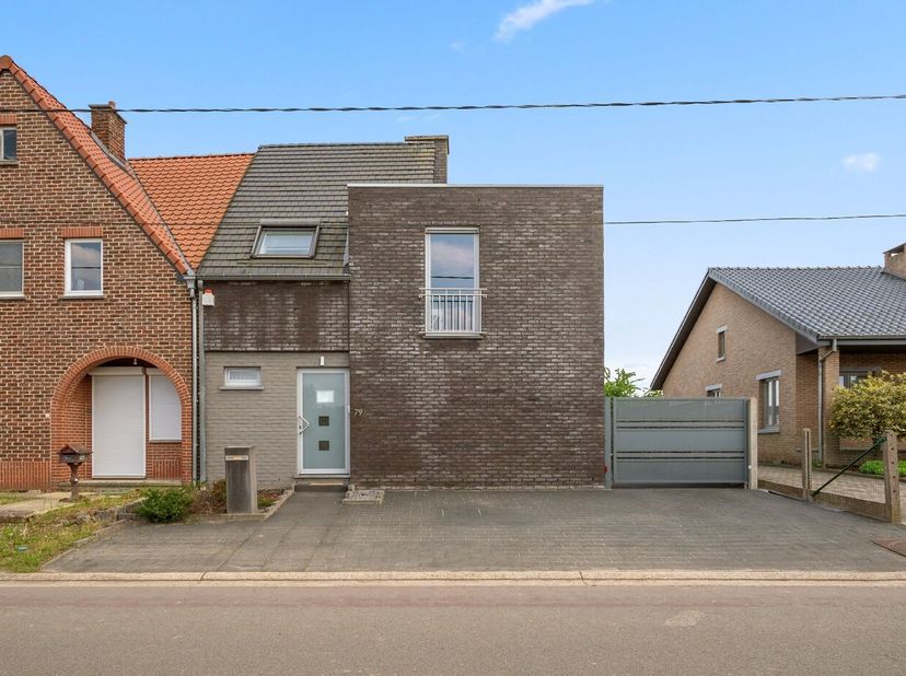 Ontdek deze ruime gezinswoning op een perceel van 5 are, gelegen in het mooie en rustige Geetbets. De woning beschikt over 4 volwaardige slaapkamers e