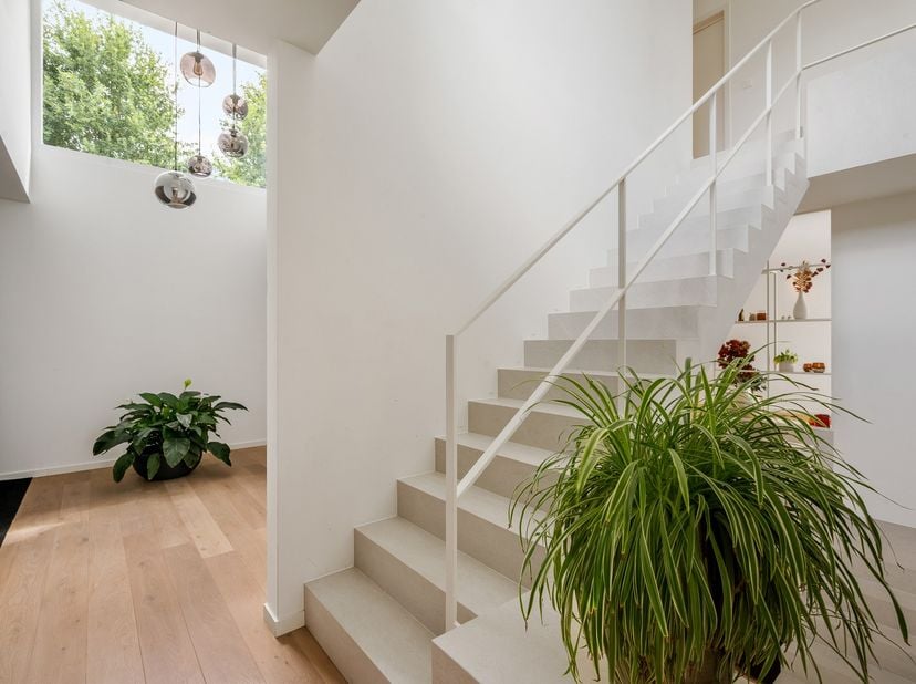 Deze moderne en energiezuinige villa is gelegen in een rustige en centraal gelegen straat te Lommel. Deze eigendom dateert van 2022 en is afgewerkt me
