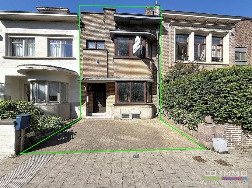 Consultez la visite virtuelle de cette propriété sur le site de Co Immo.<br />
<br />
Maison de ville spacieuse à rénover avec jardin orienté ouest