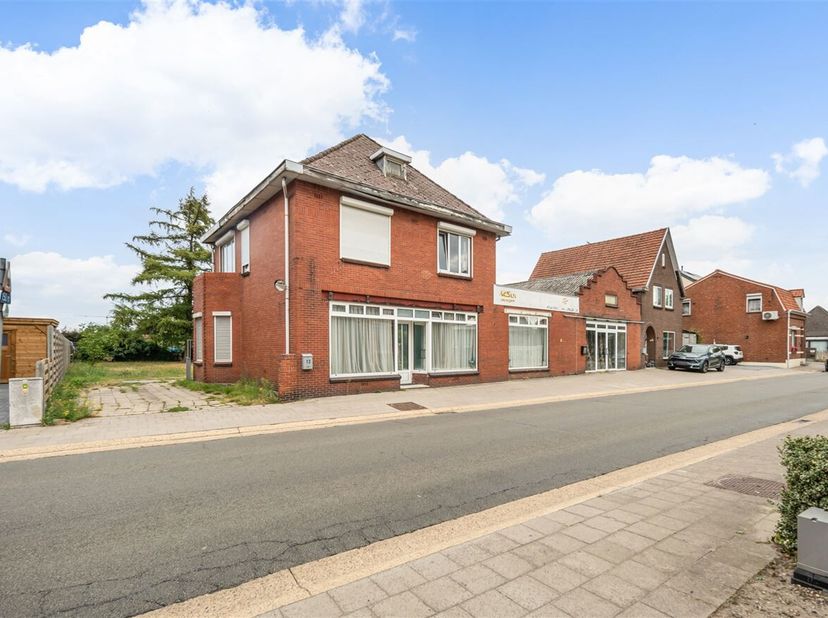 Bij het betreden van het pand kom je binnen via de inkomhal die toegang geeft tot de verschillende ruimtes. Op het gelijkvloers bevindt zich de keuken