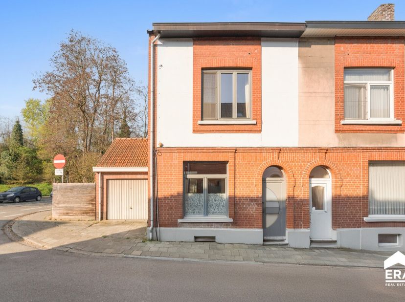 À vendre : charmante maison mitoyenne située Moespikstraat, à quelques pas du centre de Tirlemont. Construite entre 1919 et 1930, cette maison offre u