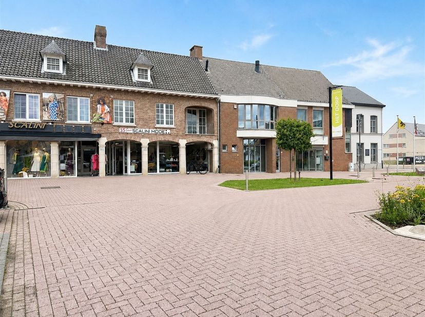 Bel et spacieux appartement en duplex avec 4 chambres à coucher, grande terrasse ensoleillée, jardin, carport et espace de rangement exceptionnel<br /