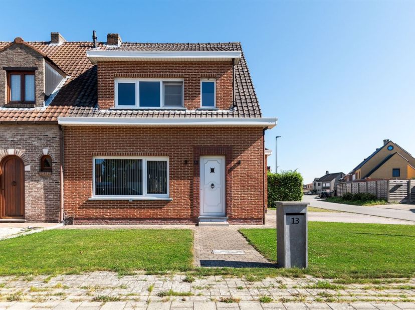 Locatie: <br />
Deze woning is gelegen aan de Kerkdreef 13 in Rijkevorsel, op een rustige en vlot bereikbare locatie. Het centrum van Rijkevorsel bevi