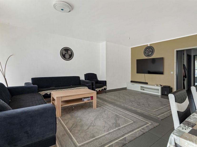 Ligging: Gelegen in de Statiestraat 24, biedt dit appartement comfort, ruimte en een uitstekende bereikbaarheid. Goede bereikbaarheid van diverse supe