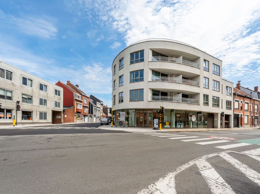 Instapklaar appartement met groot terras te koop in Menen<br />
We vinden het appartement op de eerste verdieping en betreden het via de inkomhal. Van
