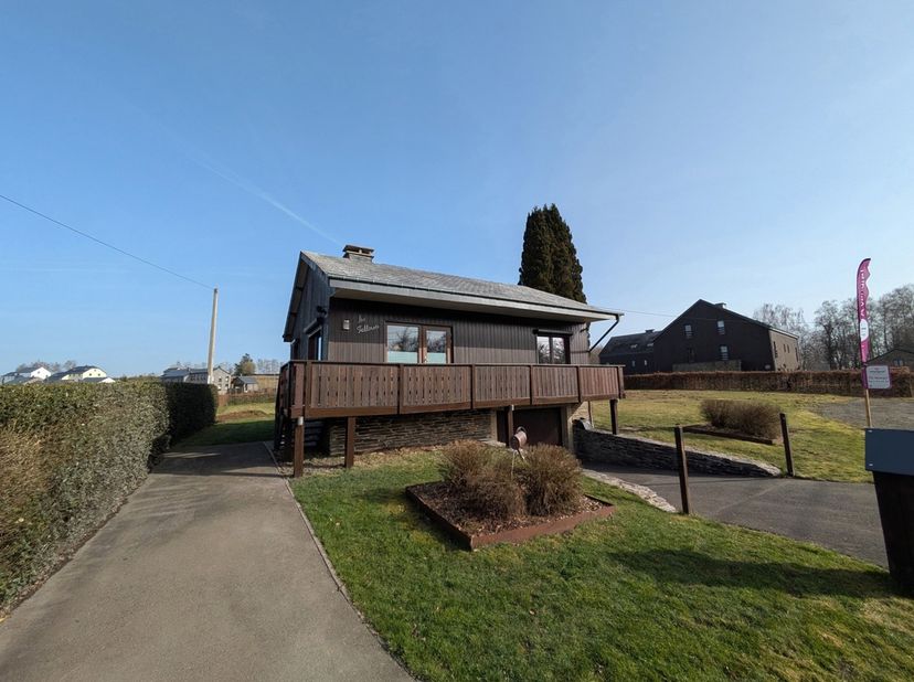 Zeer verzorgde vrijstaande chalet met een unieke ligging in Rochehaut<br />
De indeling van de chalet is als volgt:<br />
Onderbouw:<br />
-Garage<br