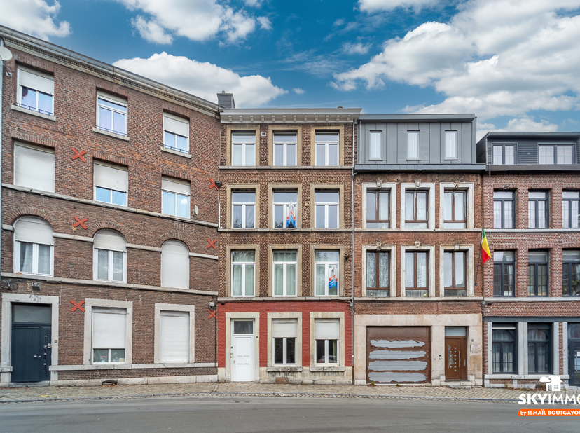 L'agence SKYIMMO vous propose ce magnifique immeuble de rapport composé de deux appartements + un duplex , situé à LIEGE. Entièrement en ORDRE, ce bât