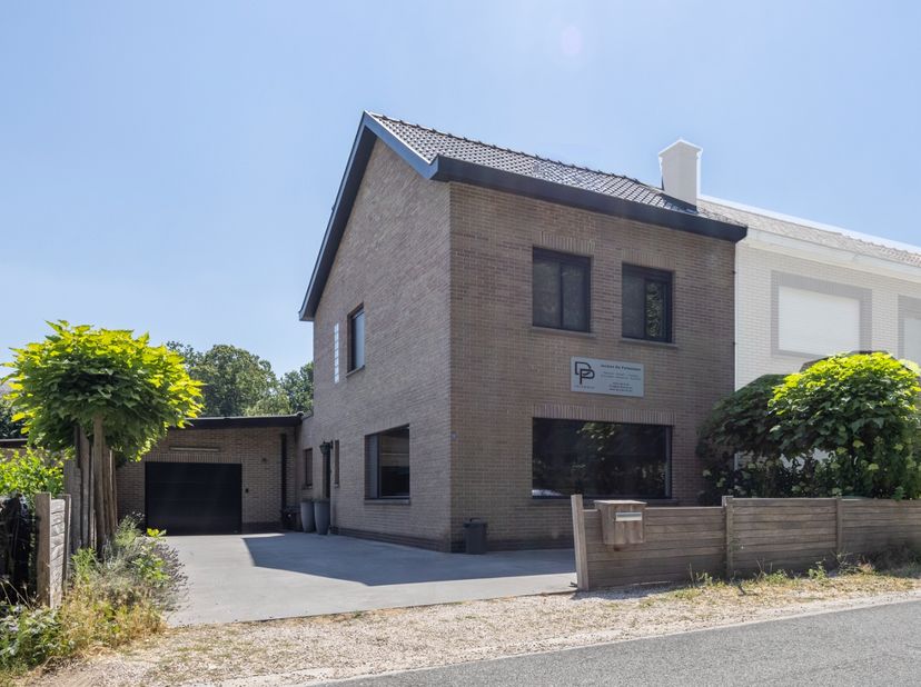 In Wetteren-Ten-Ede, vlakbij de Bommels in Heusden, bevindt zich deze verzorgde en recent gerenoveerde halfopen bebouwing. De woning ligt in een groen