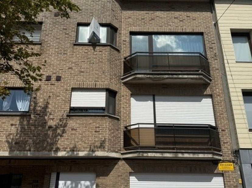 Dit lichtrijk appartement is gelegen op de 2de en bovenste verdieping van een kleinschalig gebouw in de Groenendaallaan 110 in Merksem met directie co