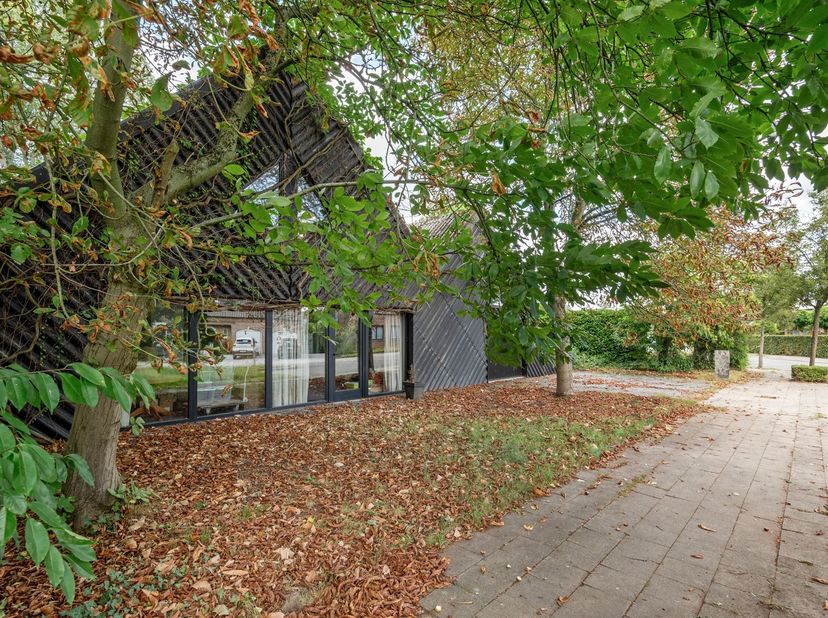Prachtige villa (243m²) met 4 slaapkamers, atelier (50 m²) en garage op een perceel van 1.232 m² in het groene Kontich!<br />
<br />
Ligging: Deze k
