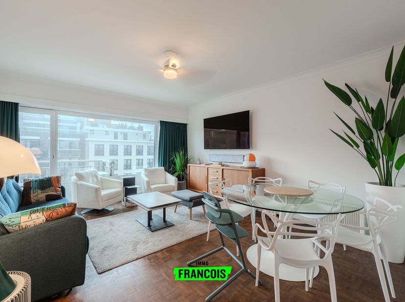 Dit instapklare appartement op de zevende verdieping is gelegen in de Europagalerij in Oostende, op een centrale locatie vlak bij winkels, horeca en d
