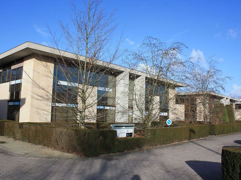 Hedendaagse kantoren gelegen te Sint-Martens-Latem, langs de belangrijkste verbindingsweg tussen Kortrijk en Gent, nabij de op- en afritten van zowel